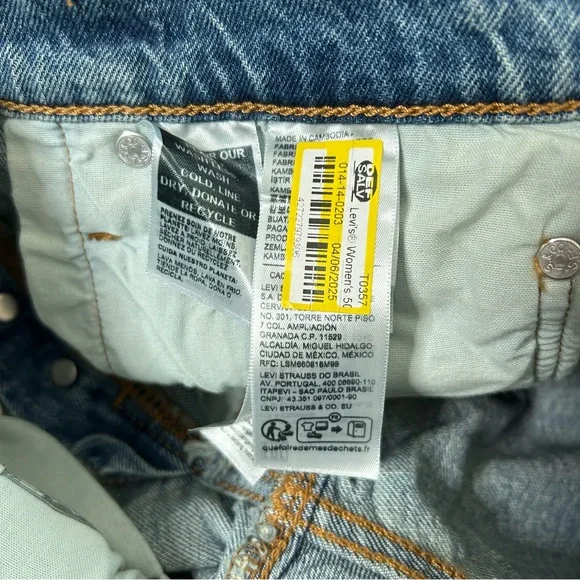 NWOT Levi's 501 Mid Thigh Denim Shorts Button Fly Raw Hem Size 26 - Picture 3 of 11